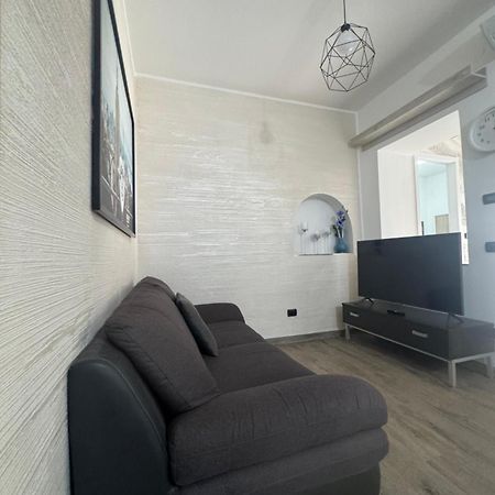 Casa Alessio - Elegante Appartamento Nel Cuore Di Cesano Maderno Exteriör bild