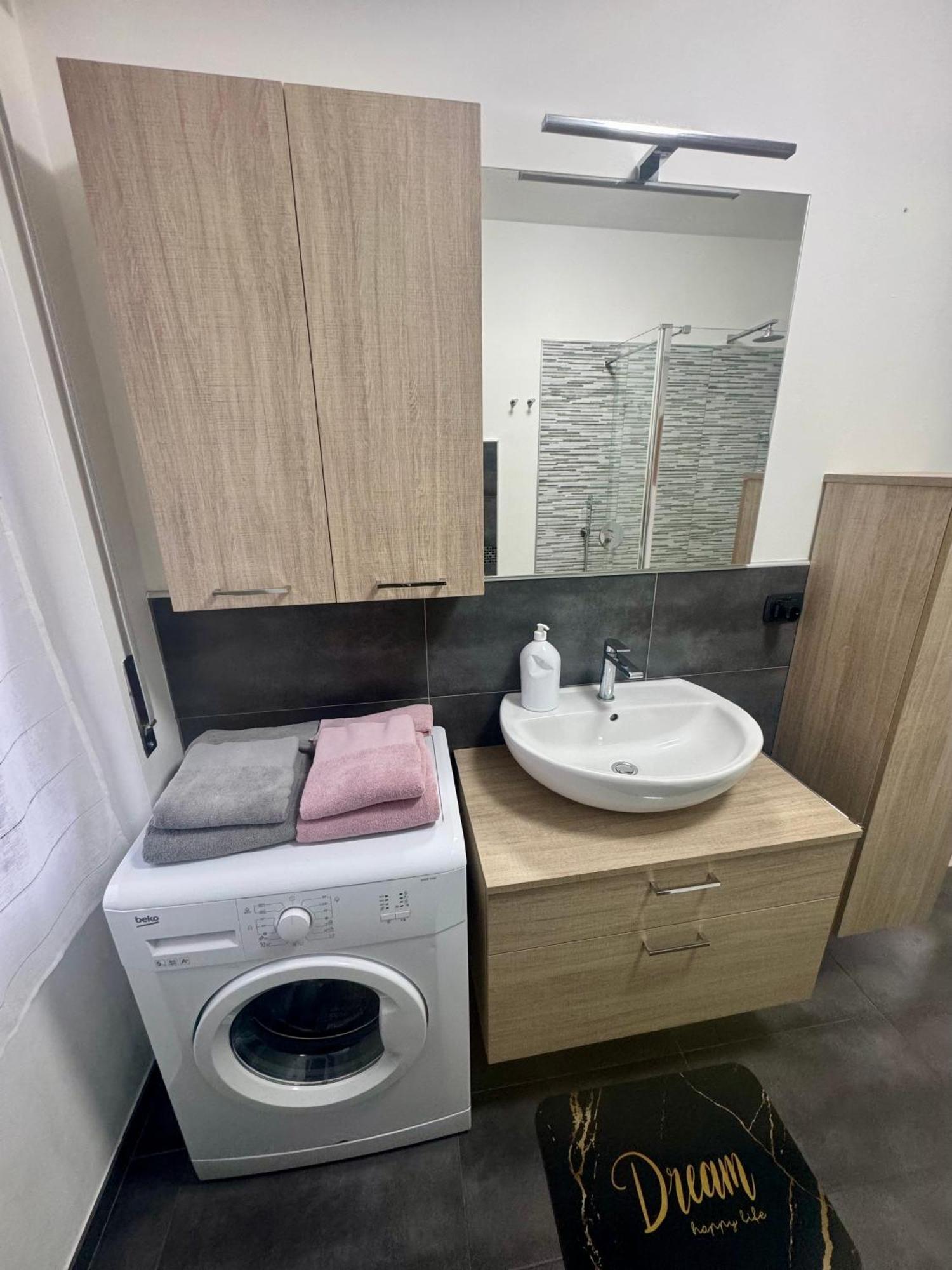Casa Alessio - Elegante Appartamento Nel Cuore Di Cesano Maderno Exteriör bild